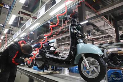 讓泳壇巨星葉詩(shī)文驚出表情包！探訪(fǎng)立馬超級(jí)工廠，揭秘金牌好車(chē)誕生地